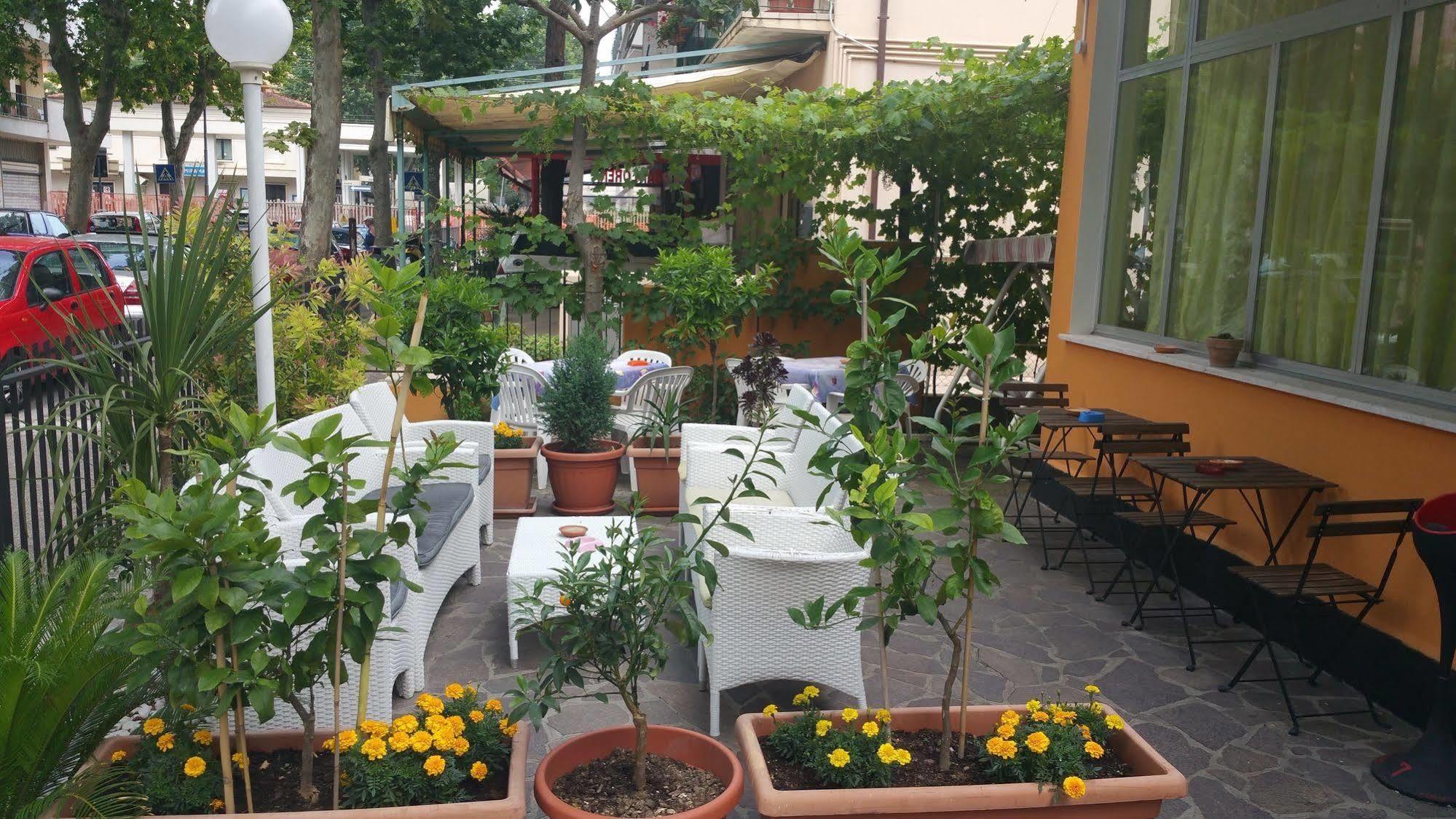 Hotel Villa Lorena Rimini Dış mekan fotoğraf
